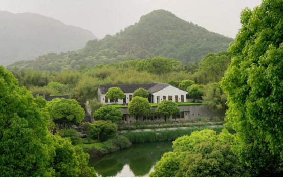 探寻隐世山水画卷，俯瞰私家湖泊