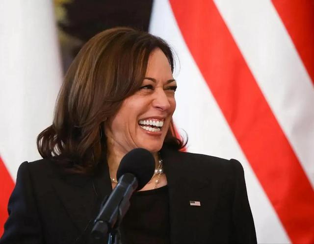 美国女副总统哈里斯为啥总在公开场合对媒体咧嘴狂笑？