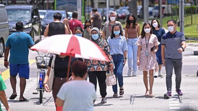 新加坡今起放宽防疫措施 民调：仅24%民众愿在户外摘口罩