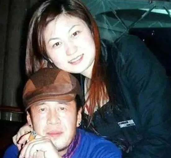50岁杨坤写歌纪念去世前女友，网友：错的时间，遇上对的人