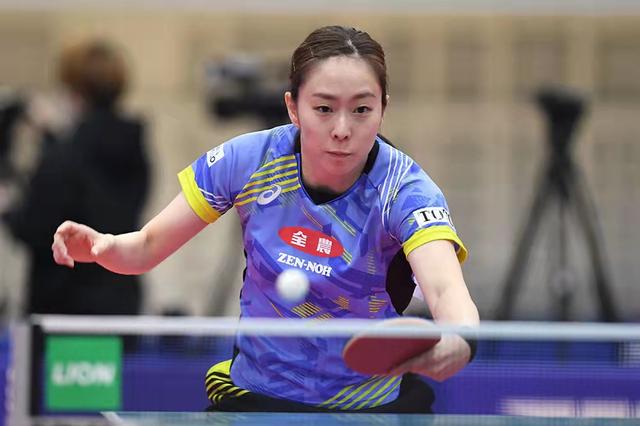 石川佳纯脱掉袜子，接受女队医治疗！29岁日本队长逆转胜平野美宇