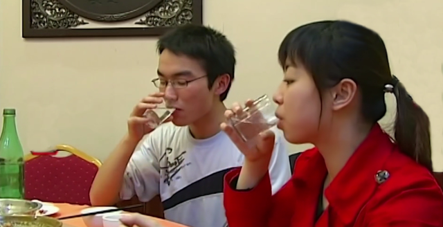 湖南女孩，一次能喝三四斤白酒，喝倒七八个壮汉，背后原因是啥？