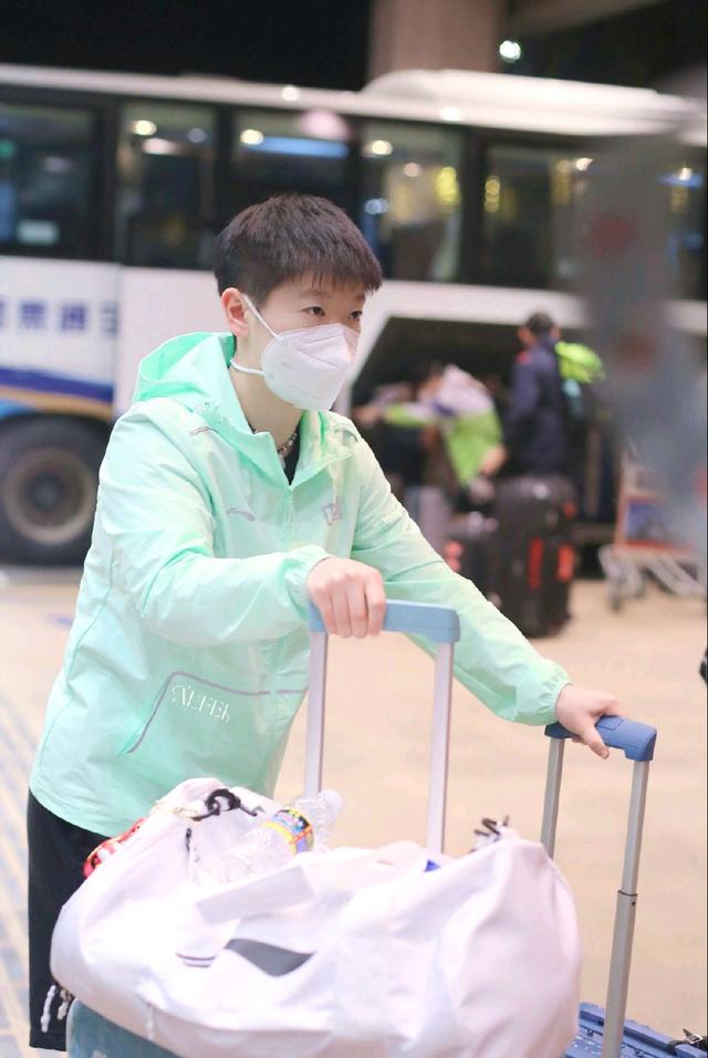 国乒抵达新加坡，孙颖莎最靓丽、樊振东最可爱、刘诗雯无精打采