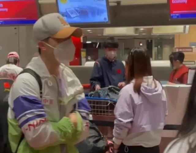 国乒主力运动员孙颖莎，王曼昱，樊振东等人新加坡平安回家