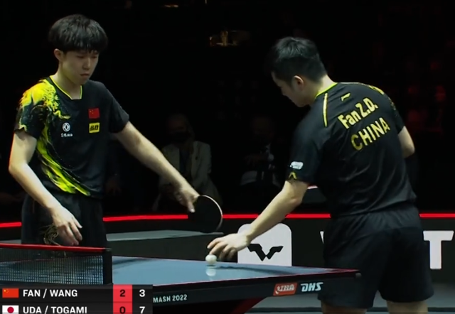 樊振东王楚钦笑了，举起奖杯，开心自拍，日本组合略显不悦