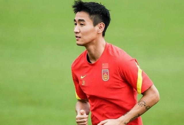 曝本土当红国脚没有球队要，或为娇妻去新加坡留洋，年薪达上千万