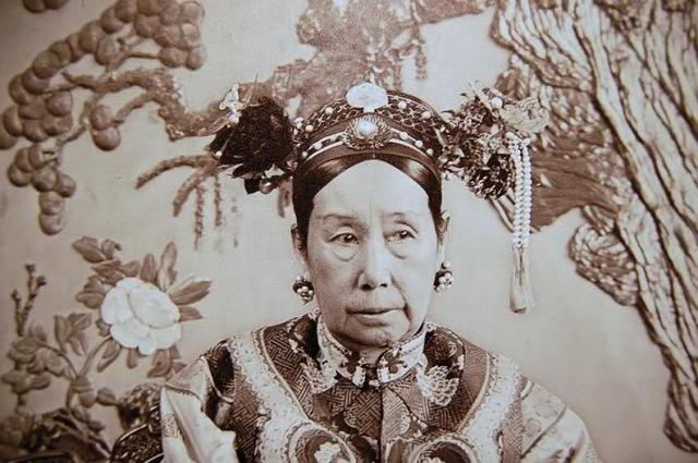 丁汝昌率北洋舰队“定远”等六舰第三次访问新加坡，也是最后一次