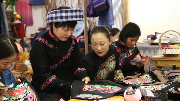 赶制民族服饰、糠包……望谟各企业忙生产