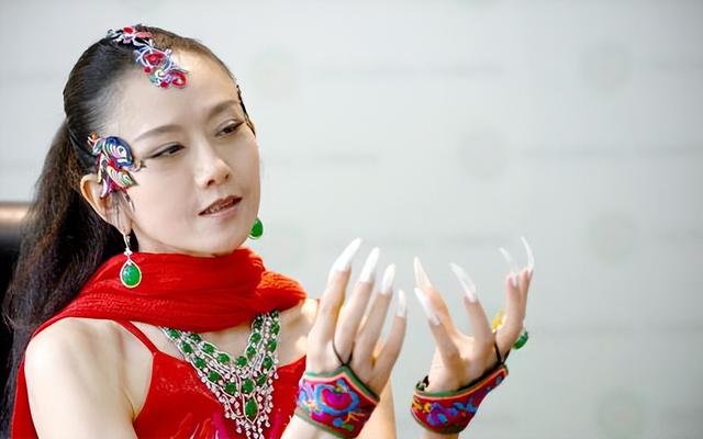 女巫杨丽萍：为追求完美让人把衣服画在身上，镜头拉近服气了