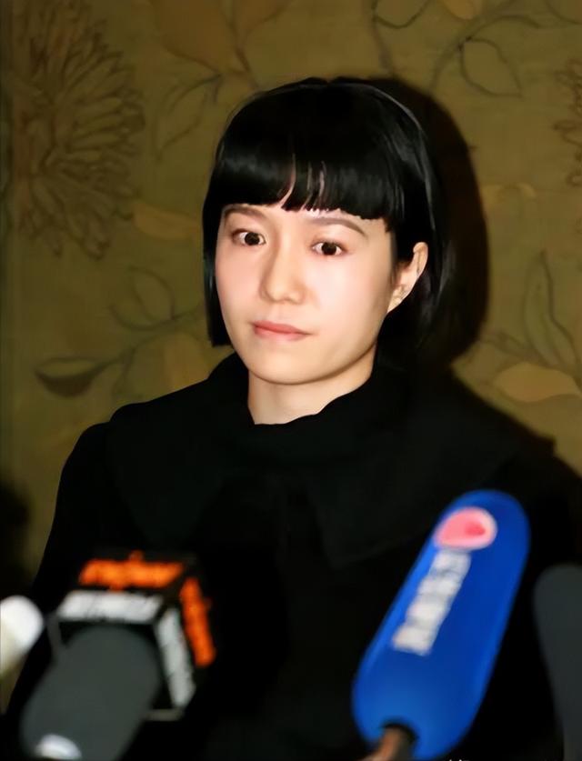 这2个潮州女人够狠：一个从狗仔变香港女首富，一个嫁大54岁男人