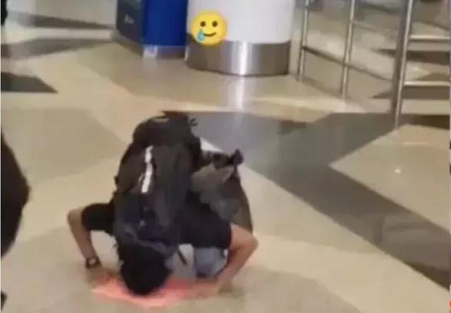 马来西亚男子近两年未回家，回家妻子已生下二胎！跪地破防