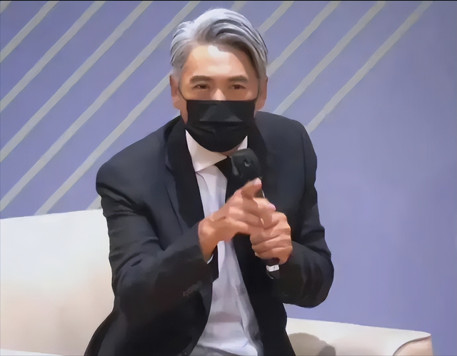 66岁的周润发一头白发依旧很帅，周润发从穷小子到大明星的故事