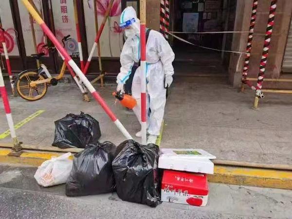 抗疫无国界 外籍志愿者火线驰援垃圾清运、消杀