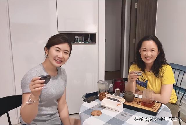 福原爱生活精致！与前CCTV5名记喝中国茶，大长腿+刘诗雯签名抢镜