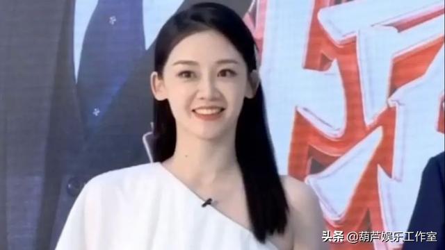 郑恺爱妻活动公开露面，腹部隆起疑似再孕