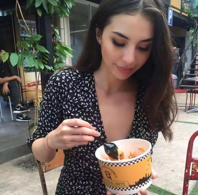 她15岁被性侵，后被母亲卖入王室，马来西亚最美王妃有多惨？