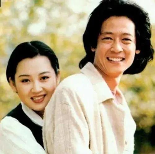 许晴的荆棘情史，靠美貌征服了6个男人，53岁仍在爱情与婚姻徘徊