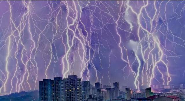 一张雷电合成照惊艳新加坡！网友热评：疯狂之夜