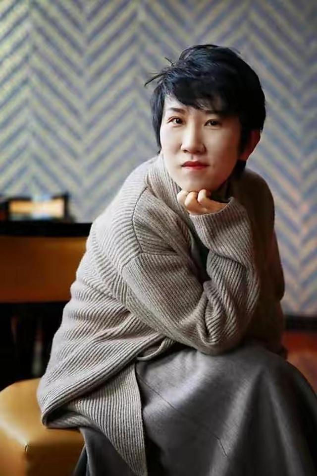 辽宁女人，国外留学博士，嫁给加拿大人，唠嗑唠出700万粉丝