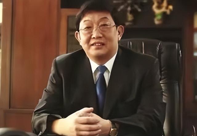 他生于河南，接手负债工厂，雇残疾人生产方便面，拒绝日本投资