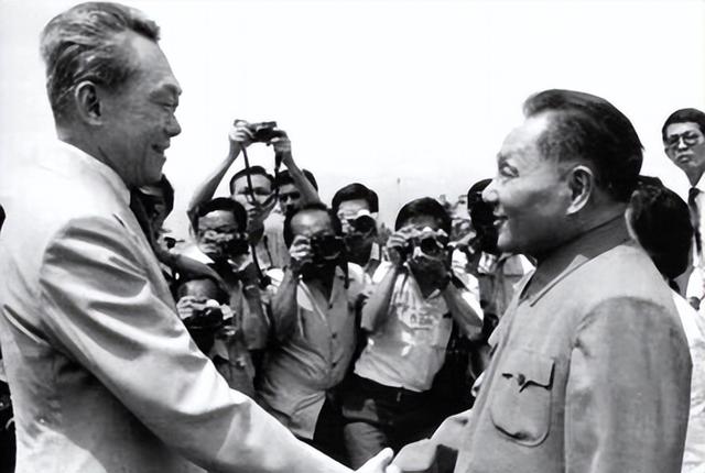 1978年邓小平访问新加坡，李光耀问了个问题：如果你在这里会怎样