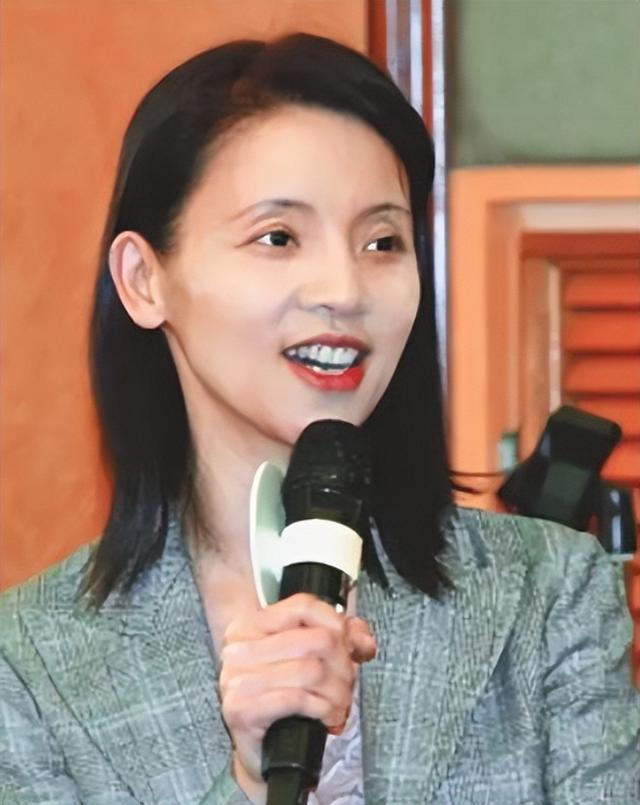 曾是台湾美女政客的璩美凤，本应前途无量，却被偷拍改变了人生