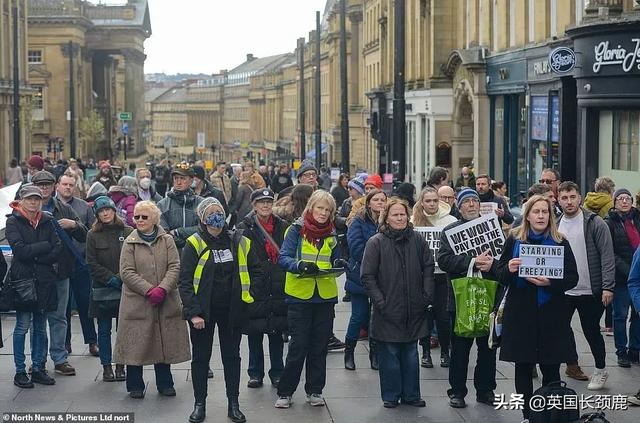 全英各地爆发大游行：生活成本飙升！机场混乱：值机等3小时