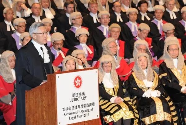 香港已回归二十多年，为什么还有英国法官，英国法官何时才能换完