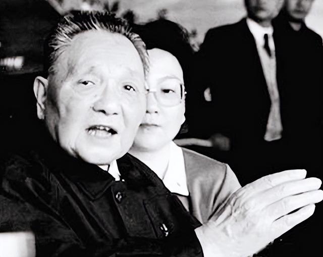 1978年邓小平访问新加坡，李光耀问了个问题：如果你在这里会怎样