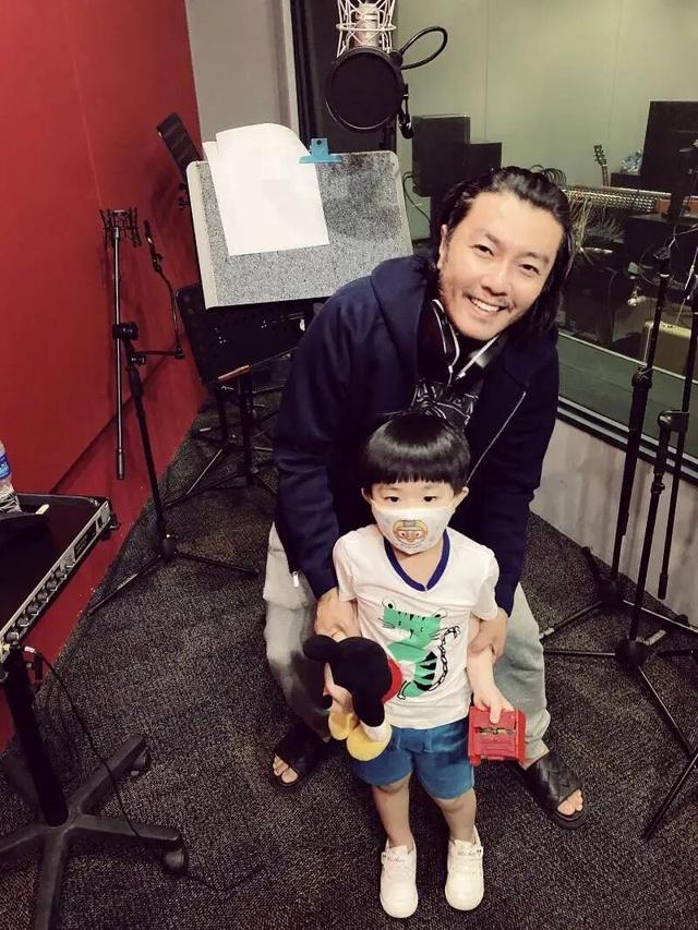 48岁阿杜携儿子进录音棚，全家福罕见曝光，曾因焦虑症胖到180斤
