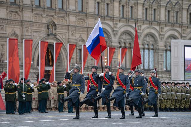 莫斯科红场阅兵在即，美国拱火挑拨，谣传俄或对华出售远东领土