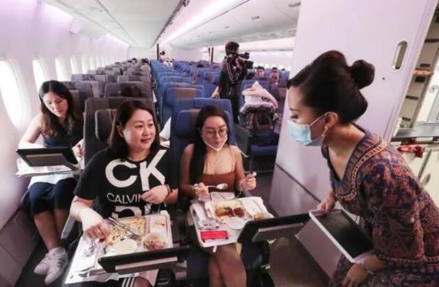 新加坡航空“餐厅”开到中国遭吐槽，网友：脑子！马来人禁食猪肉