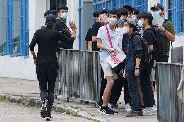 67岁周润发晨跑照曝光，身形消瘦不复往日，主动给考生加油打气