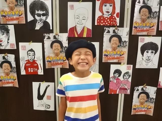 才14岁就已经当插画师，接稿办画展、卖画册，环游世界了