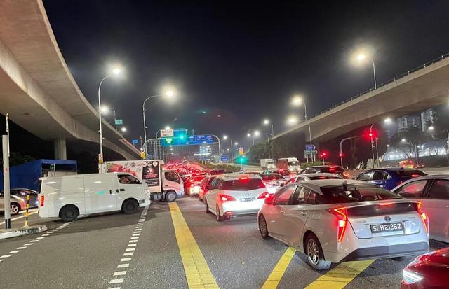新加坡&马来西亚大堤挤爆了，人人人仌众、車車車䡛轟