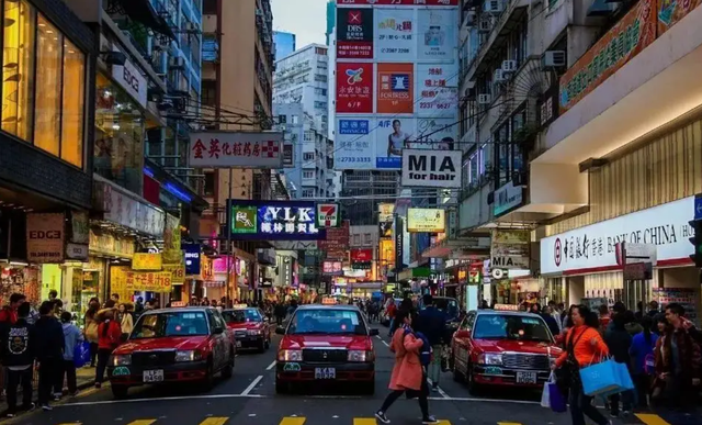 1997年香港回归前，中英军舰对峙三天三夜，中方：撞就撞，谁怕谁