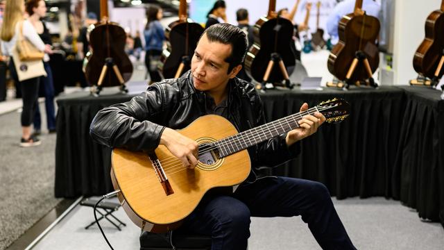 【解码贵州·读懂中国】Guitars Echoing Through Guizhou to the World | 小吉他的“世界之旅”