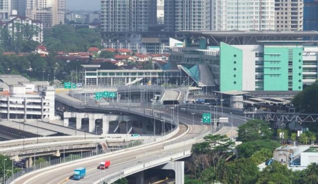 新加坡华人猛！思乡没钱小哥顶烈日、骑单车130公里与家人团聚