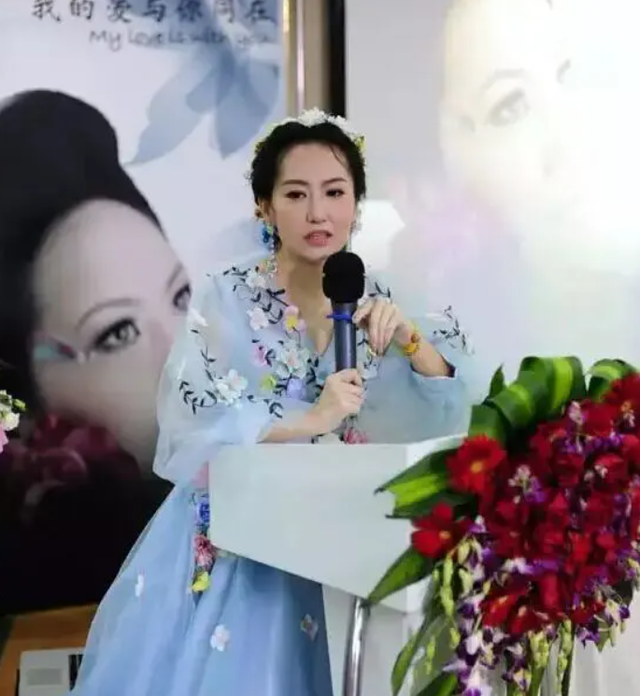 2016年，她35岁，患癌后，两个月没吃饭，自己提前办追悼会