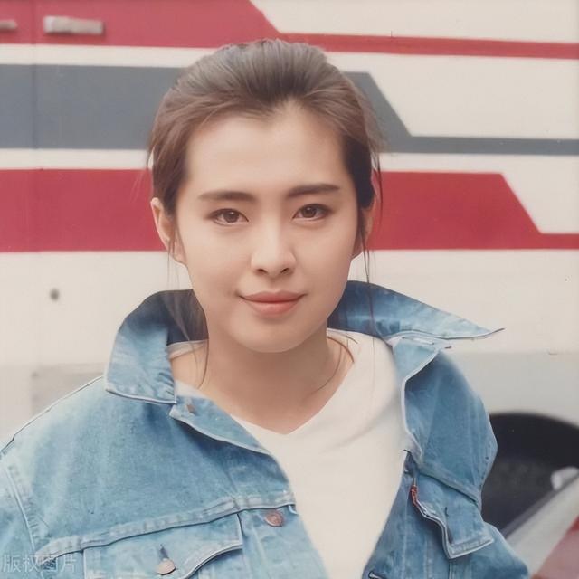 年过半百无儿女的8位明星，亿万家产无人继承，是成功还是失败？