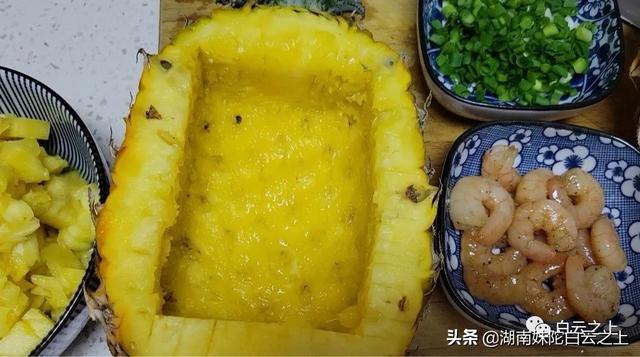 10块钱买一个菠萝，东南亚风情的菠萝饭，怎么做既简单又好吃？香