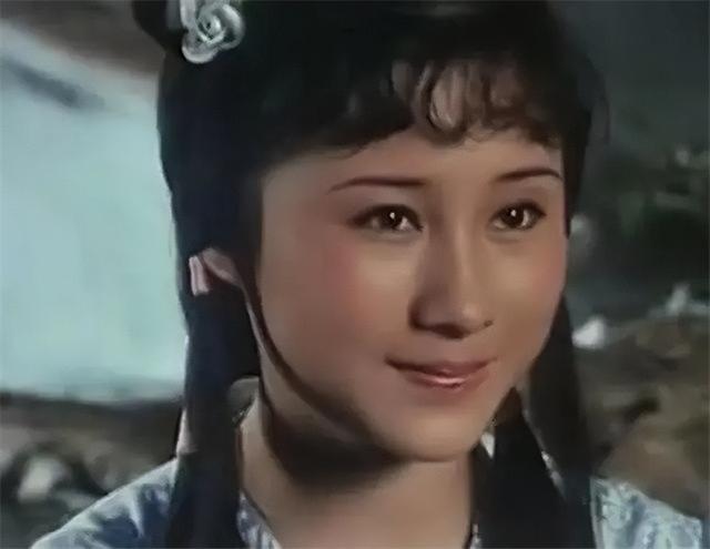 演员丁岚，17岁因《少林寺》走红，巅峰时移民国外，今58岁仍单身