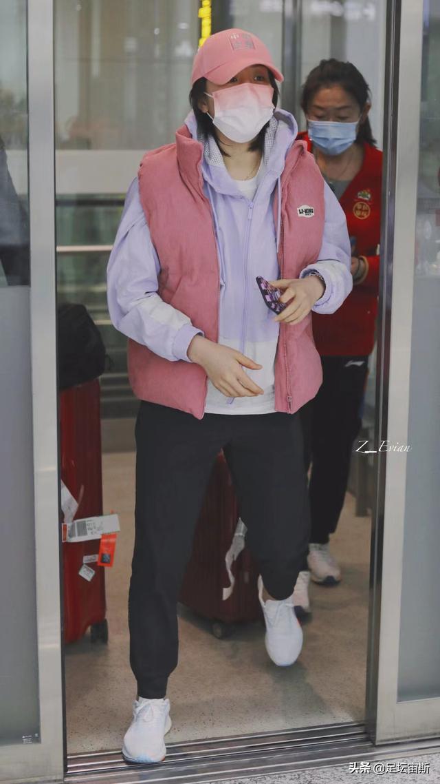 父母接机，陈梦把小姑娘抱怀里接吻，一脸姨母笑，孙颖莎担心吃胖