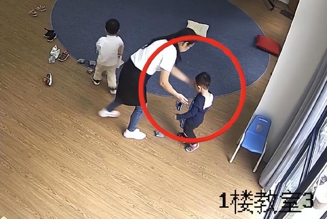 男童疑在高价国际幼儿园被打，母亲网上求助后却被幼儿园告上法庭