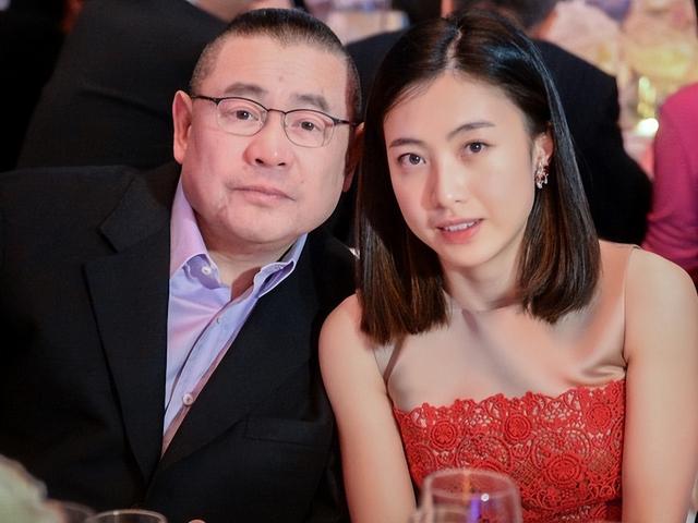 这2个潮州女人够狠：一个从狗仔变香港女首富，一个嫁大54岁男人