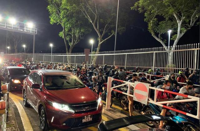 新加坡&马来西亚大堤挤爆了，人人人仌众、車車車䡛轟