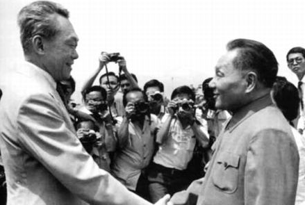 1978年邓小平访问新加坡，李光耀问了个问题：如果你在这里会怎样
