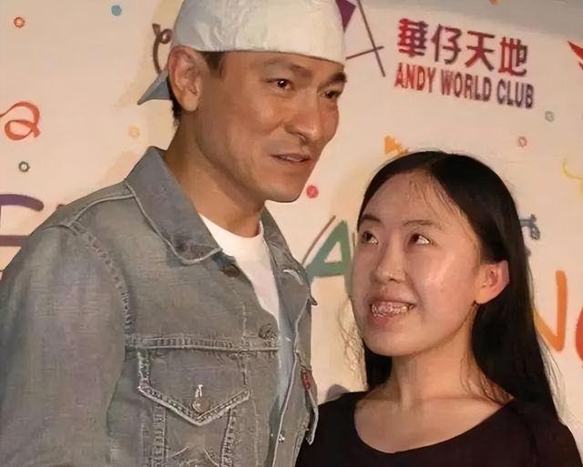 父亲被逼跳海15年后，只愿嫁给刘德华的追星女子，现在结婚了吗