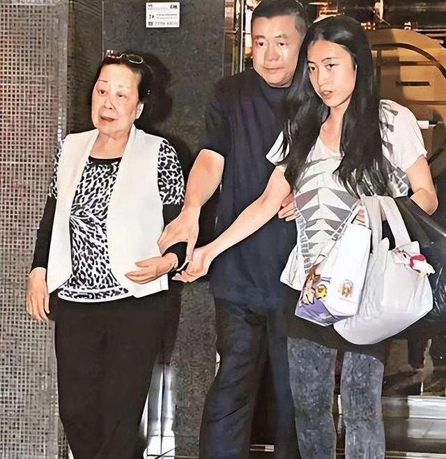 这2个潮州女人够狠：一个从狗仔变香港女首富，一个嫁大54岁男人