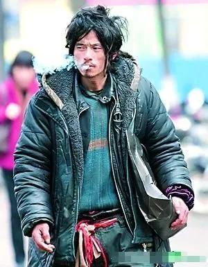 大家还记得他吗？初代网红犀利哥